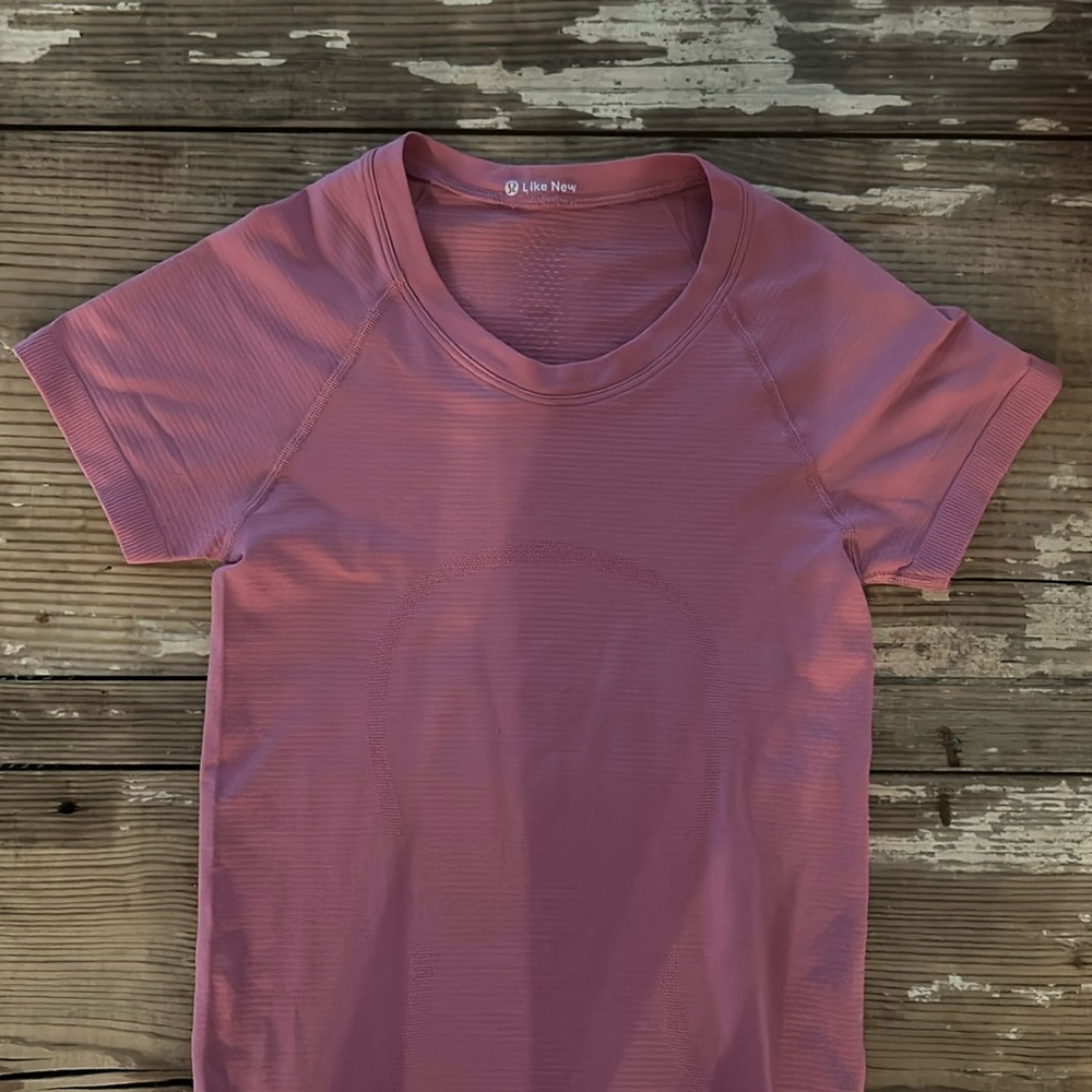 Lululemon Like New Swiftly Tech Short Sleeve 2.0 in Moss Rose Size 2